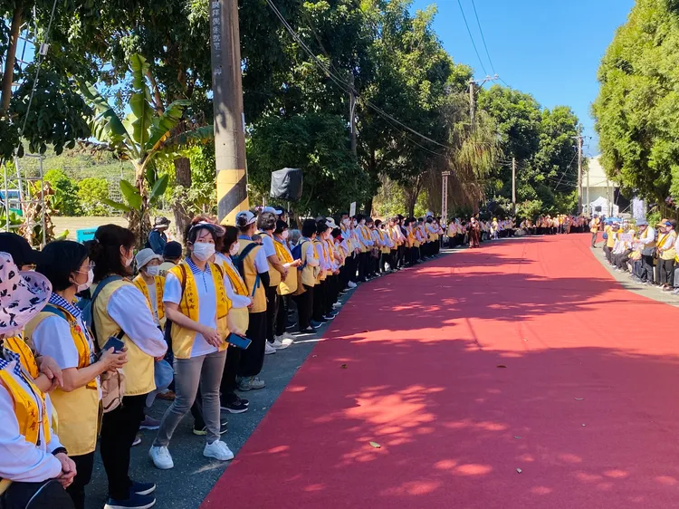 20輛遊覽車800名信眾，11點多陸續到達會場，夾道跪迎。王志弘攝