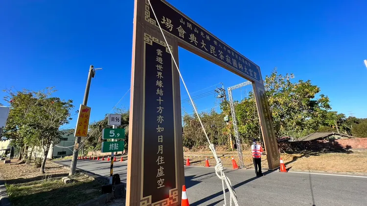 通往大仙寺的路口處架設牌樓指引。王志弘攝