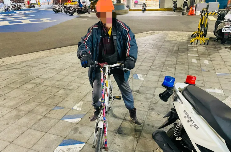 黃男騎著單車到處行竊。讀者提供
