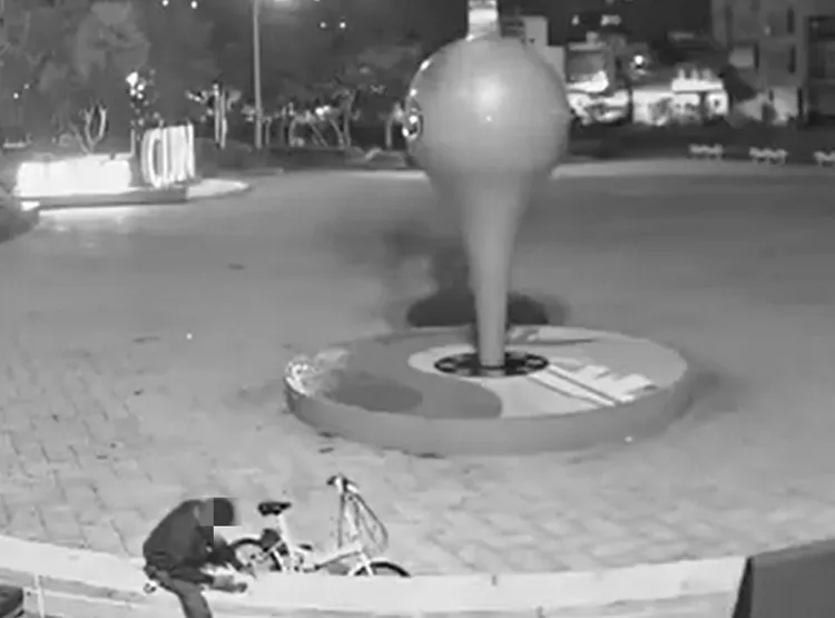 黃男與家人吵架後，到旗津某廟宇的許願池內搜刮硬幣。讀者提供