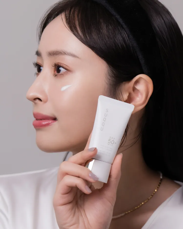 晶采防曬日霜以水潤乳霜質地帶來防曬和光澤效果。品牌提供