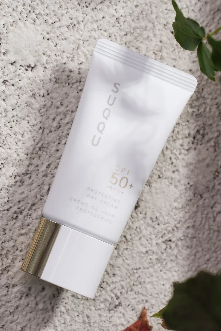 SUQQU晶采防曬日霜，2600元。品牌提供