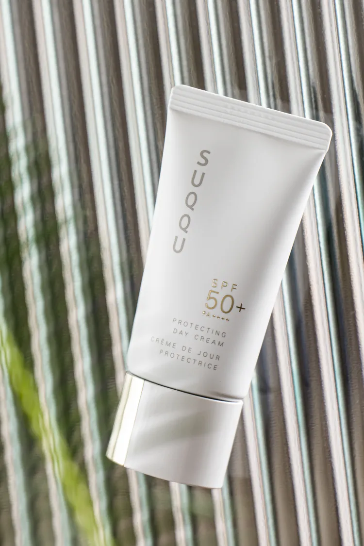 SUQQU晶采防曬日霜，2600元。品牌提供