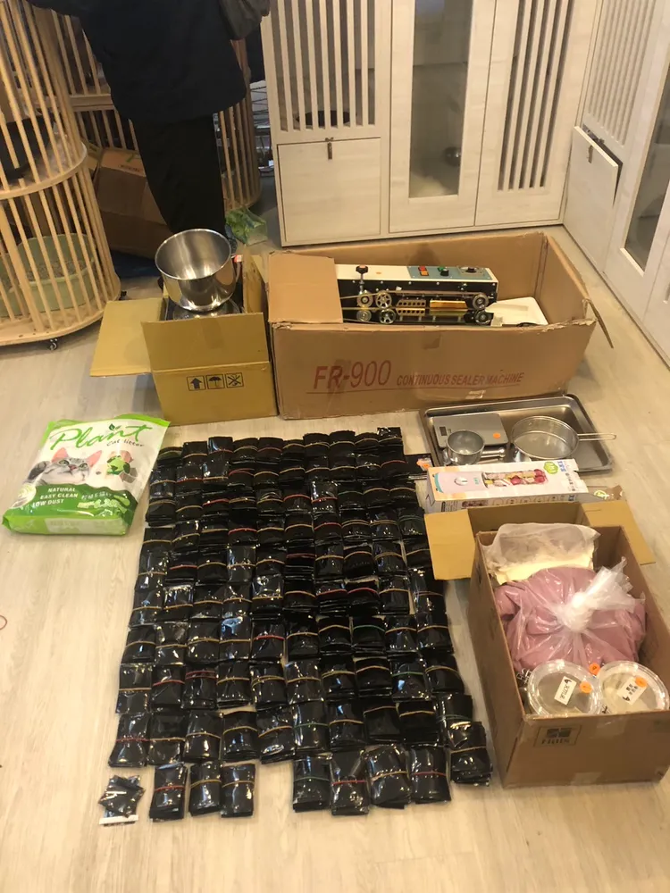 貓舍裡藏放大批製毒工具。翻攝畫面