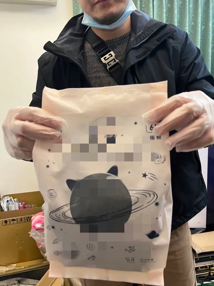 貓砂包裝內藏大量毒咖啡包。警方提供