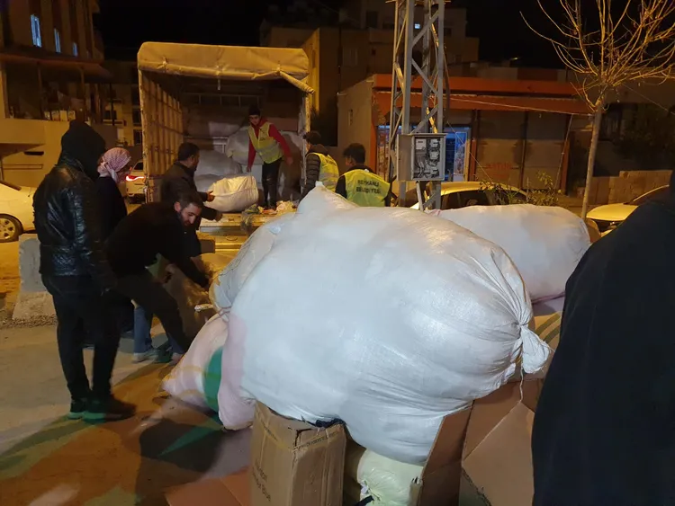 災民獲毛毯，終於能頂過寒冷天氣。翻攝自臺灣雷伊漢勒世界公民中心臉書