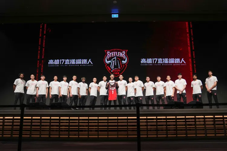 林書豪和鋼鐵人全隊合影。   鋼鐵人提供