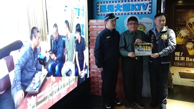 永和警邀請藝人「龍哥」龍天翔拍攝宣導影片。永和警分局提供