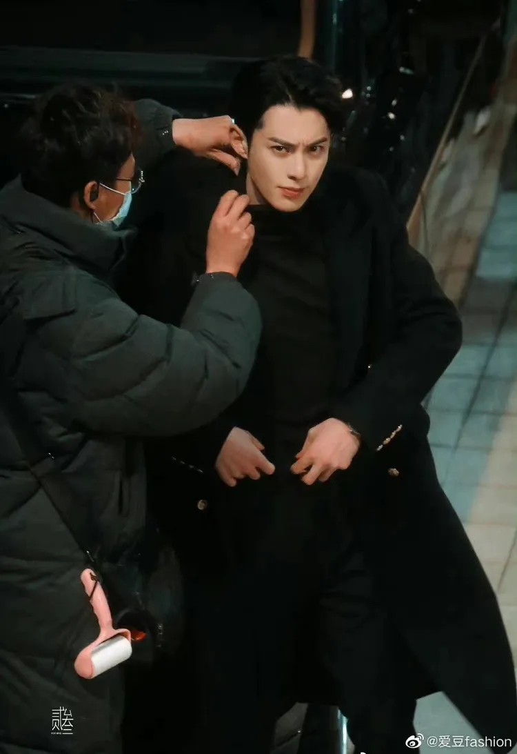 工作人員幫王鶴棣整理服裝儀容。愛豆fasion