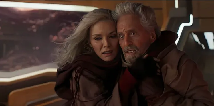 麥克道格拉斯（右）與蜜雪兒菲佛飾演初代蟻人與黃蜂女。