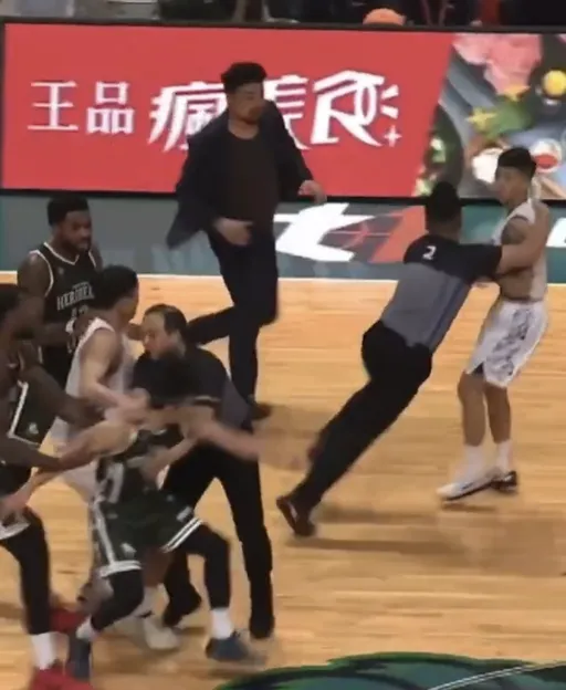 T1爆史上最大鬥毆事件！球員出肘引衝突　雲豹和台啤兩隊大幹架　