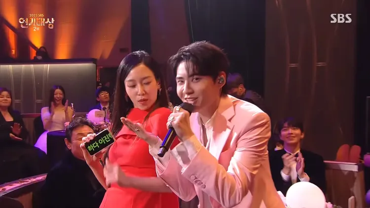 李鎭赫（右）被徐玄振主動熱舞嚇到腦袋空白。翻攝SBS