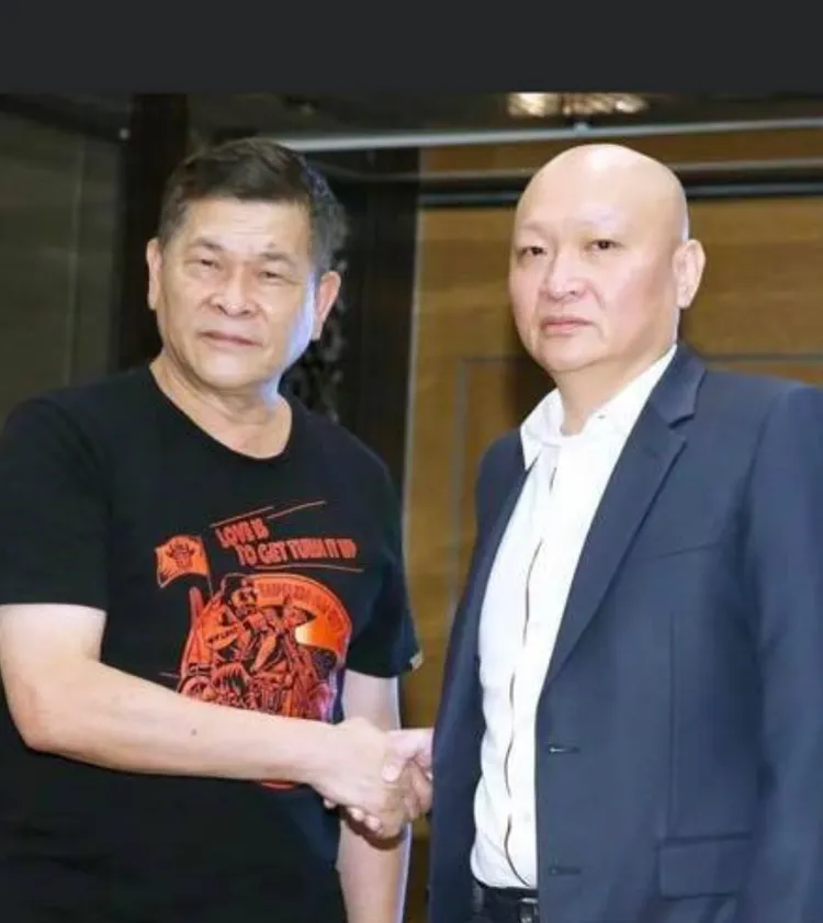 林秉文(右)曾為澎恰恰處理債務。翻攝臉書/林秉文海海林生