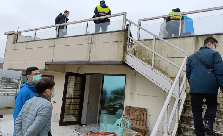 新北警與工務局、拆除大隊前往萬里這間民宿稽查。新北警察局提供