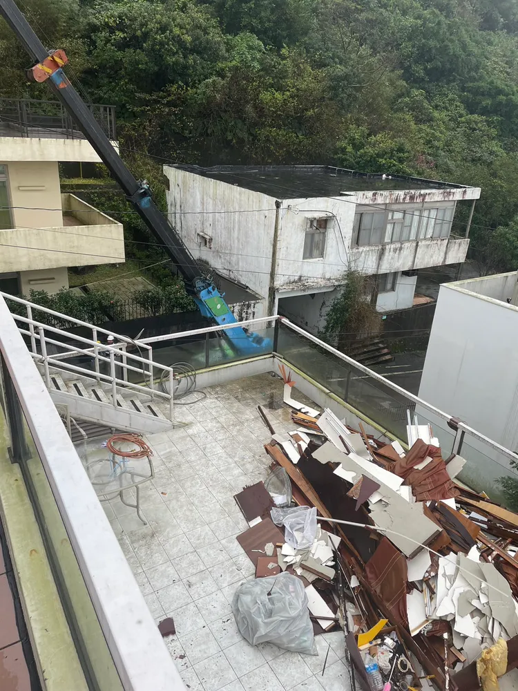 拆除大隊展開強制拆除。新北市警察局提供