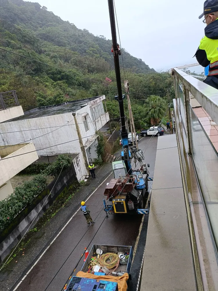 拆除大隊出動重機具前往拆除違建。新北市警察局提供