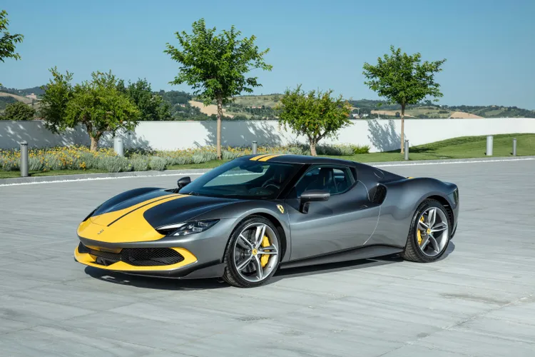 Ferrari首款3.0 升V6插電式油電超跑296 GTB，也是去年交車的重點車型之一。原廠照片