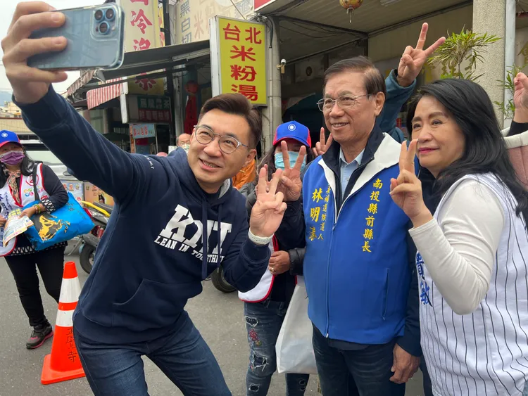 國民黨南投立委補選候選人林明溱，上午與黨籍立委江啟臣前往市場拜票，受到支持者歡迎合影。林明溱競總提供