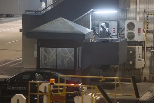 林書豪今晨抵台！神秘長髮女貼身陪伴　最快12日首戰