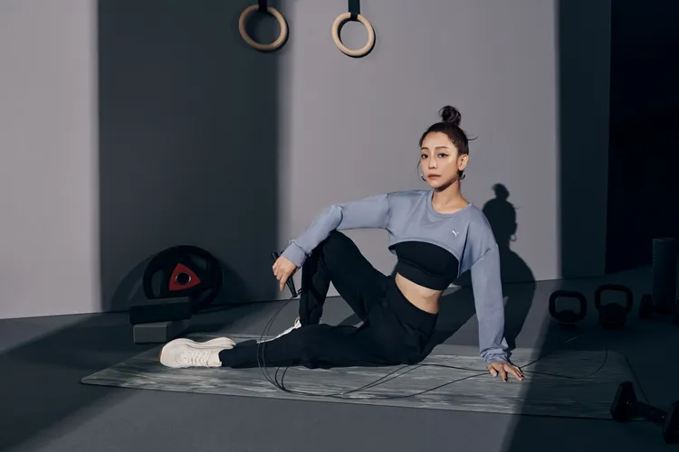 謝欣穎穿著的PUMA運動裝束專業又火辣。訓練系列Forever Luxe超短版圓領衫2080元、運動背心1680元、訓練系列Modest Activewear長褲2280元、PWR XX Nitro Luxe訓練鞋3280元。品牌提供