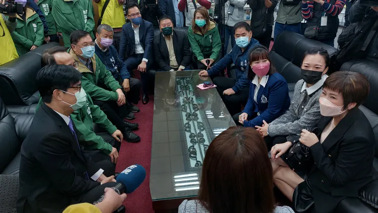 國民黨議員陸淑美推薦民進黨議員鄭光峰，還笑說「這樣我們舉手比較不會輸！」凃建豐攝