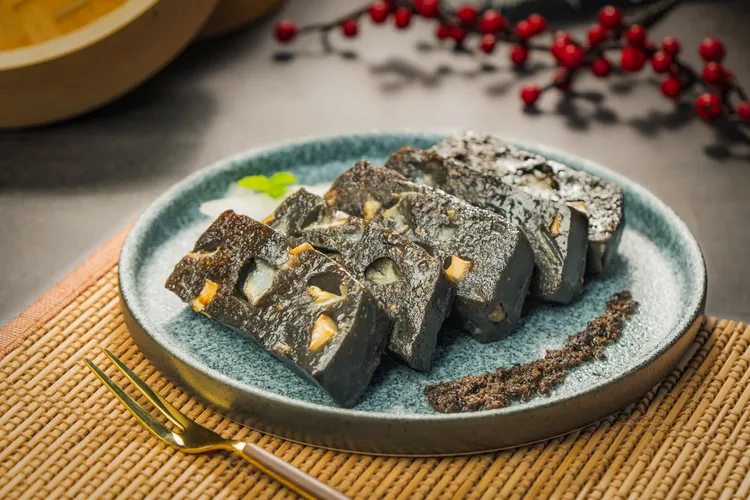 「黑鑽松露蘿蔔糕」加入頂級松露、墨魚粉，花枝與杏鮑菇，融合中西方創意。業者提供