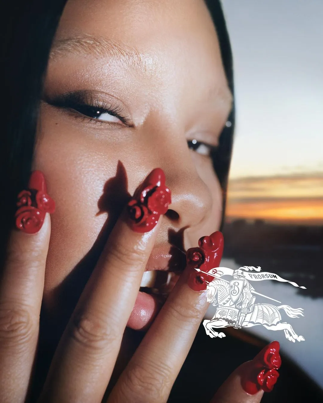 Daniel Lee首次创意诠释BURBERRY形象视觉。品牌提供