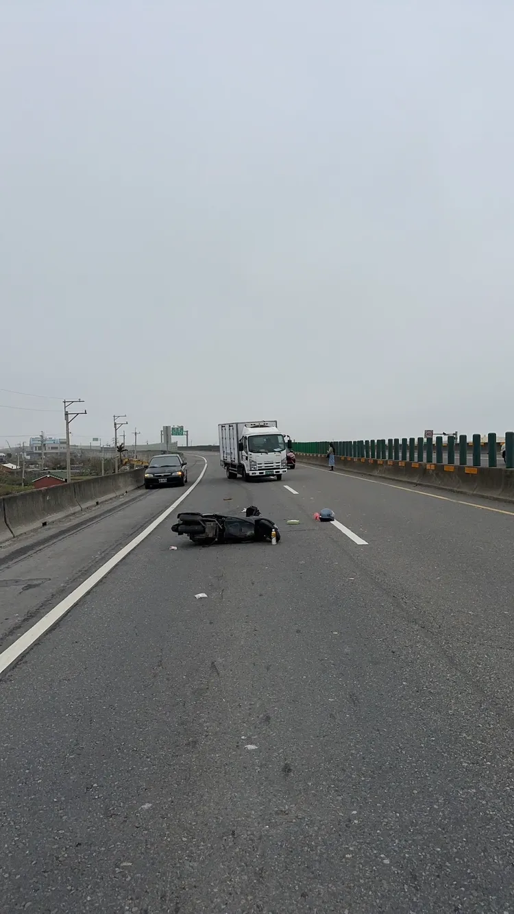 陳婦違規騎機車上西濱道路，自摔受傷還可能被處以最高6千元罰鍰。民眾提供