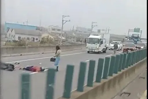 台中女騎士誤上61西濱快速道爆胎自摔　命大！後車及煞停避免追撞