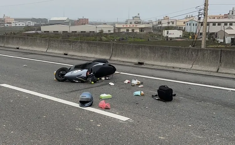 陳婦在西濱快速道路自摔，機車內的物品散落一地。民眾提供