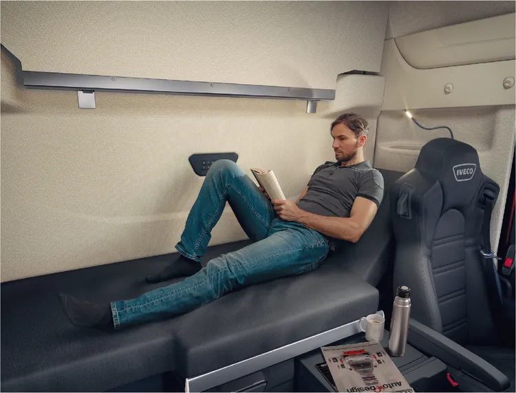 配置頂級AS寬車頭帶臥鋪駕駛座艙，以及一體式上下鋪舒適床墊。業者提供