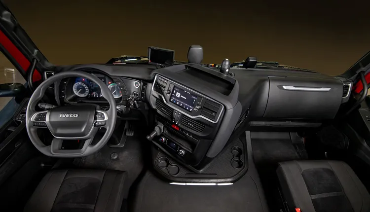 車內擁有2.15公尺舒適車內站立高度，並規劃多處收納空間，並標配具有Apple CarPlay及Android Auto連結的觸控式影音螢幕。業者提供