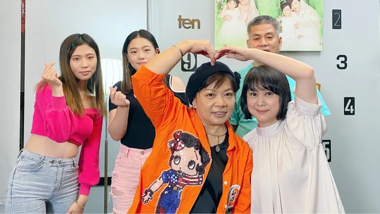 王月(右下)與受訪家庭子云(中)20年前曾在自己主持的節目中相識，再度重逢格外開心 。公視提供