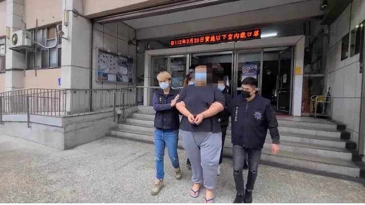 竹聯幫吳男遭警方送辦。翻攝畫面