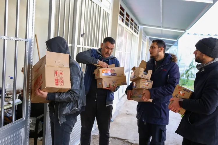 台灣中心的工作人員正在發放物資。引自「台灣雷伊漢勒世界公民中心」粉絲團