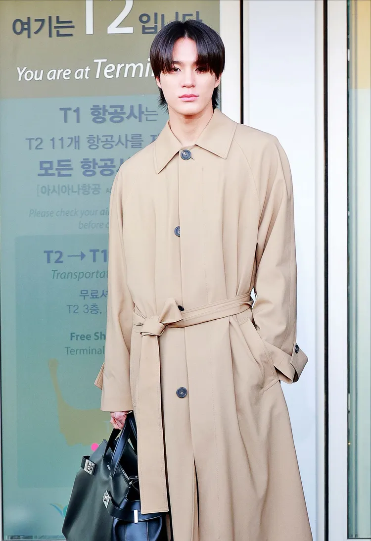 Jeno穿著FERRAGAMO裸色風衣外套13萬9000元、裸色西裝套裝16萬9000元。品牌提供