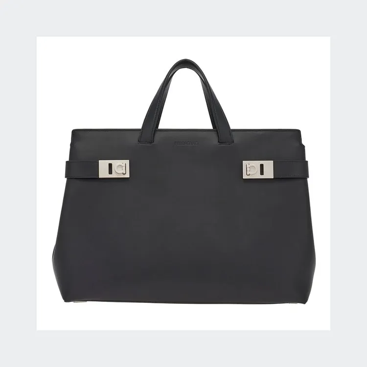 FERRAGAMO黑色Top Handle手提包，12萬7000元。品牌提供