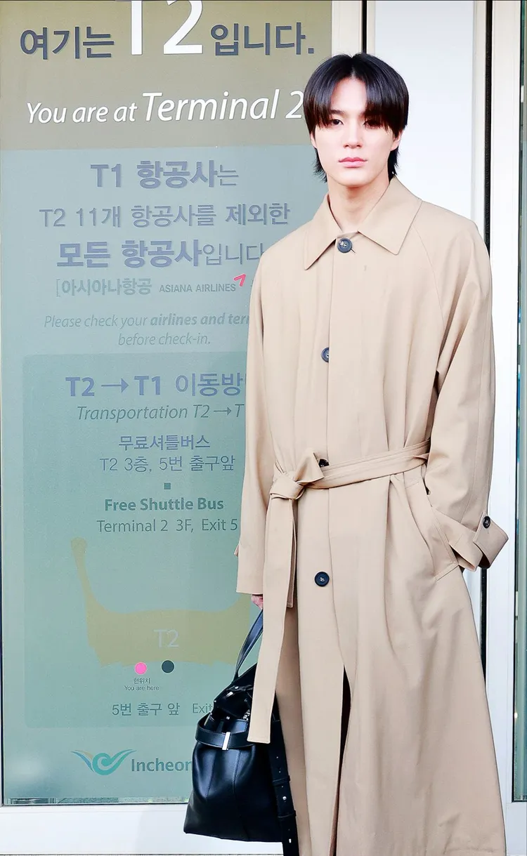 Jeno昨現身首爾仁川機場，穿著FERRAGAMO 2023春夏系列男裝一身瀟灑帥氣，搭機飛米蘭，他將出席25日登場的FERRAGAMO 2023秋冬大秀。品牌提供