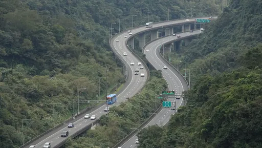 連假首日注意6大地雷路段　國1今早3車追撞！「聯結車翻覆、衝出邊坡」