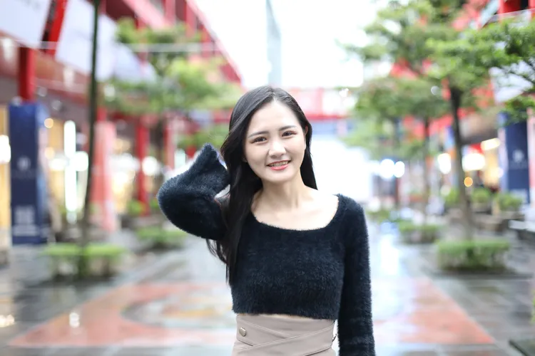 萱萱家裡養了隻白底虎斑，是一枚貓奴。鄭孟晃攝