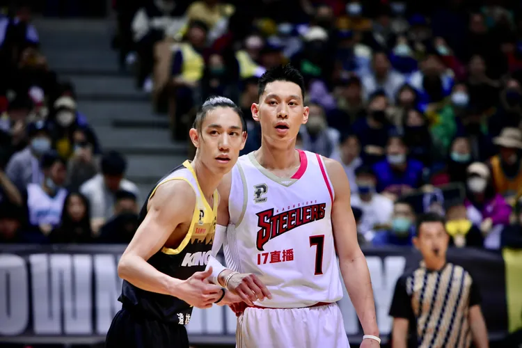 林書豪今和弟弟林書緯對決。  林林攝