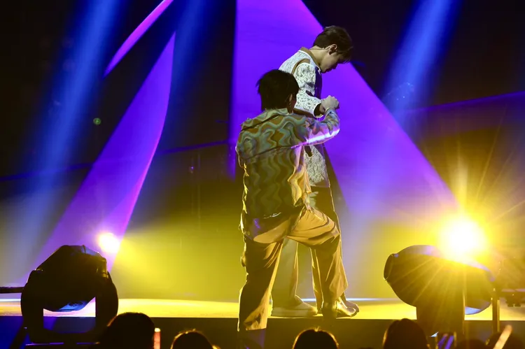 陳零九牽邱鋒澤上台。林林攝