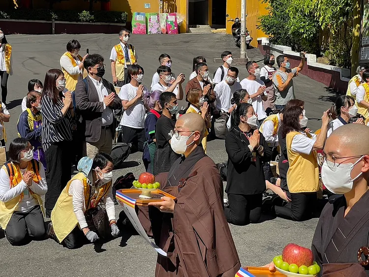 輔仁大學社科院鄭印君副院長(站立左二)與宗教系的林恕安教授(站立左一)向星雲大師的坐龕巡山雙手合十致意。(佛光山高雄道場2023.2.13)  。引自輔仁大學官網