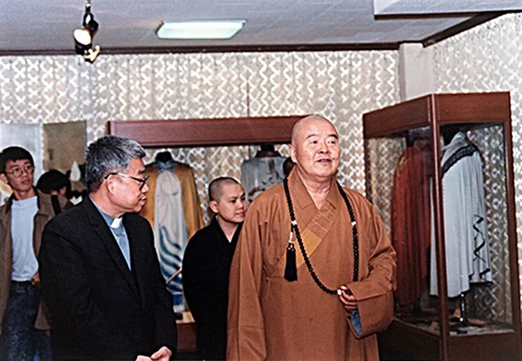 星雲大師蒞校參訪輔大校史館，時任校長李振英蒙席陪同(1992.3.18。引自輔仁大學官網
