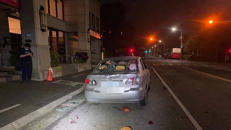 轎車多處板金凹陷、玻璃破損。林口警分局提供