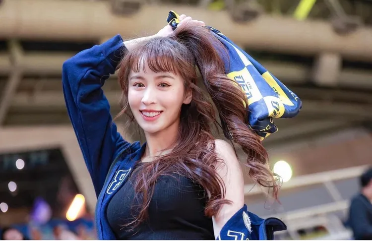 尹樂跟峮峮同樣是啦啦隊正妹。翻攝尹樂IG