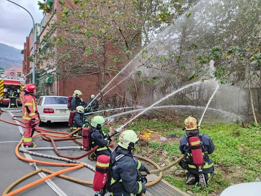 新北市大卖场消防抢救演练　半小时不断水快速灭火好逼真