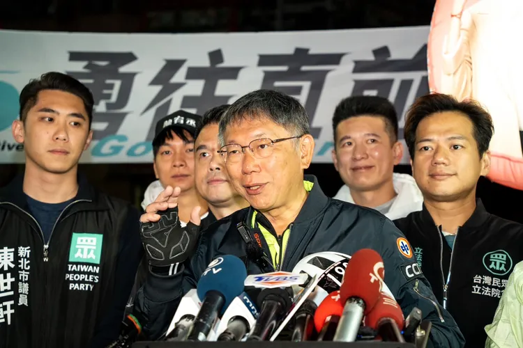出發前，柯文哲接受媒體訪問。民眾黨提供