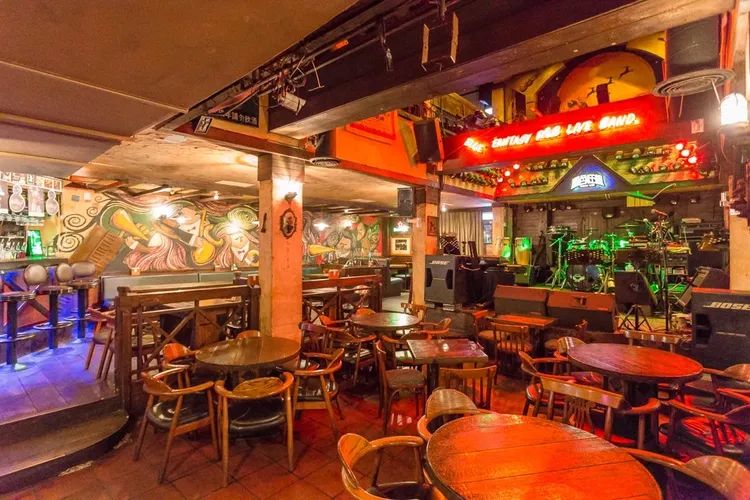 知名音樂酒吧藍色狂想音樂憑演唱會票根送價值180元飲品一杯。讀者提供