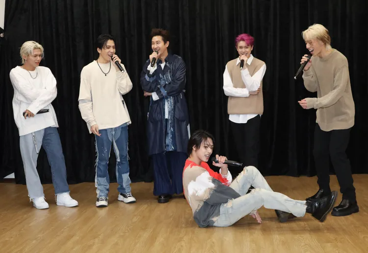 ALL IN 5跟大前輩Darren開心互動。鄭孟晃攝